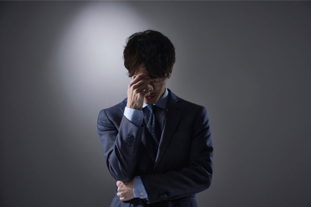 悩んでいる人の画像